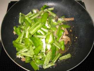 辣椒肉丝炒饼的做法步骤：5