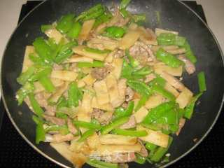 辣椒肉丝炒饼的做法步骤：8