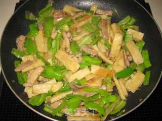 辣椒肉丝炒饼的做法步骤：9