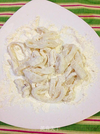 六一儿童节之炸鱿鱼圈圈的做法步骤:5