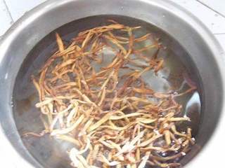 金针炖猪蹄的做法步骤：1