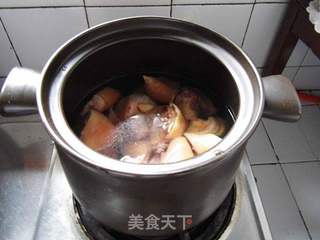 金针炖猪蹄的做法步骤：2
