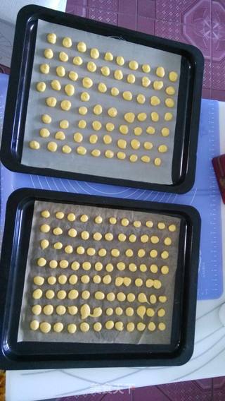 节日礼物---蛋黄小饼干的做法步骤:5