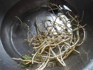 鱼腥草炖鸡汤的做法步骤:2