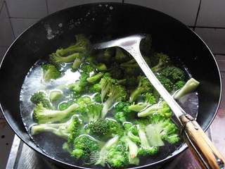 口蘑肉丝烩西兰花的做法步骤:5