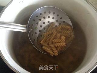 挪威家常菜————三文鱼焗意面的做法步骤:2