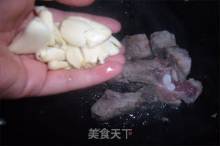 在家轻松做出健康、无油版的肉质酥软鲜嫩的水果排骨【干炒橙香排骨】的做法步骤:3
