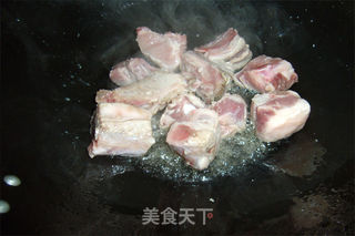 在家轻松做出健康、无油版的肉质酥软鲜嫩的水果排骨【干炒橙香排骨】的做法步骤：2