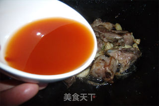 在家轻松做出健康、无油版的肉质酥软鲜嫩的水果排骨【干炒橙香排骨】的做法步骤:5