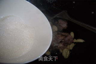 在家轻松做出健康、无油版的肉质酥软鲜嫩的水果排骨【干炒橙香排骨】的做法步骤:4
