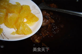 在家轻松做出健康、无油版的肉质酥软鲜嫩的水果排骨【干炒橙香排骨】的做法步骤:8