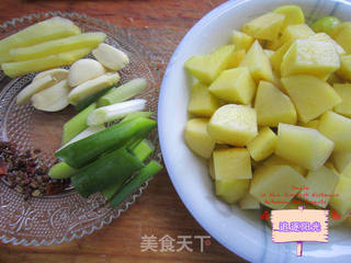 排骨炖土豆--如何做出嫩而不柴的排骨的做法步骤:3
