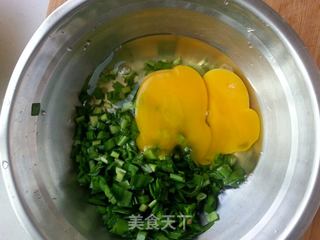 韭菜鸡蛋饼的做法步骤：2