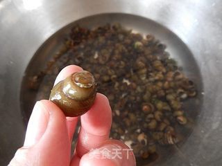 香辣田螺的做法步骤:3