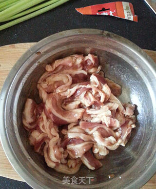 香芹小炒五花肉的做法步骤:3