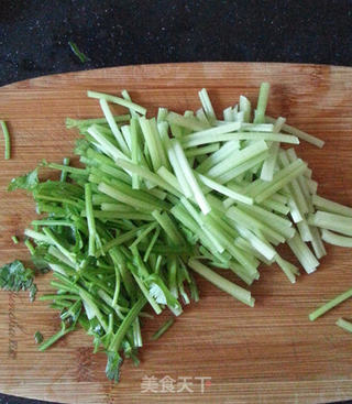 香芹小炒五花肉的做法步骤:4