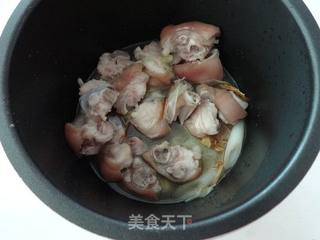 舌尖上的中国2-相逢-金针炖猪蹄的做法的做法步骤:11