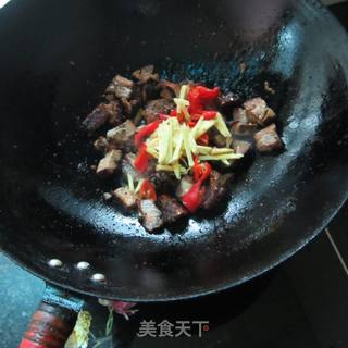 爆炒腊鸡腿肉的做法步骤：4