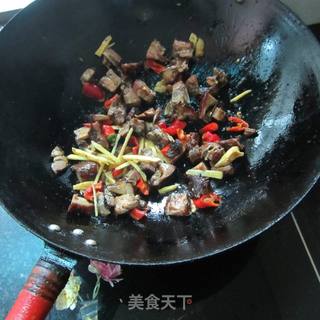 爆炒腊鸡腿肉的做法步骤：5