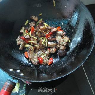 爆炒腊鸡腿肉的做法步骤：7