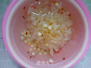 银耳莲子汤的做法步骤：1