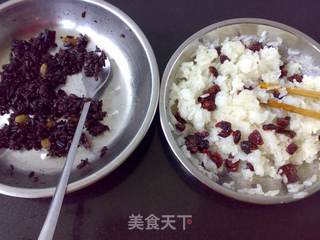 紫米果脯双色饭的做法步骤：1