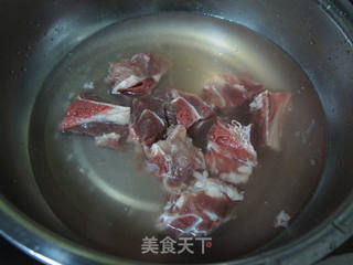 鱼肚海带尾骨汤的做法步骤:2