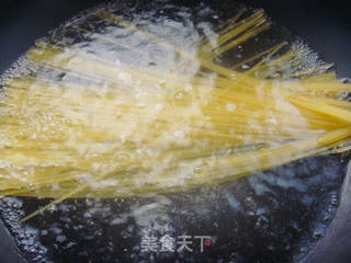 双椒肉沫拌意面的做法步骤:2