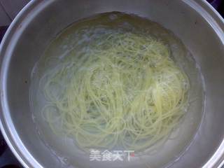 酸辣意粉的做法步骤:2