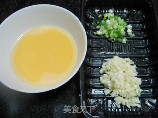 蒜香蛋炒饭的做法步骤：1