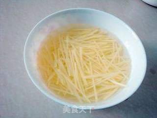 百吃不厌的家常菜——酸辣土豆丝的做法步骤:2