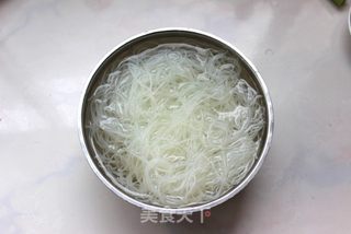 简单的美味——虾皮粉丝炒包菜的做法步骤:2