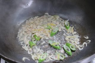 简单的美味——虾皮粉丝炒包菜的做法步骤:6