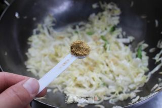 简单的美味——虾皮粉丝炒包菜的做法步骤:7