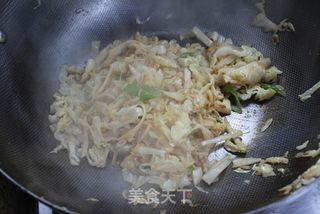 简单的美味——虾皮粉丝炒包菜的做法步骤:8