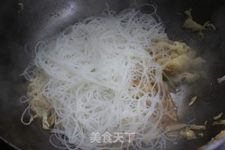 简单的美味——虾皮粉丝炒包菜的做法步骤:9