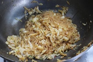 简单的美味——虾皮粉丝炒包菜的做法步骤:12