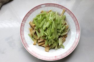 天热了,来点开胃的吧——香芹拌豆干的做法步骤:4