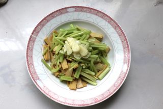 天热了,来点开胃的吧——香芹拌豆干的做法步骤:5