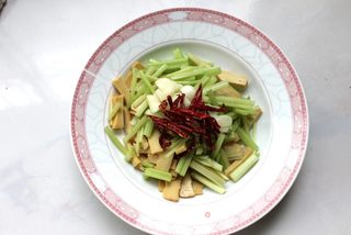 天热了,来点开胃的吧——香芹拌豆干的做法步骤:6