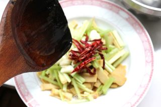 天热了,来点开胃的吧——香芹拌豆干的做法步骤:7
