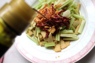 天热了,来点开胃的吧——香芹拌豆干的做法步骤:11