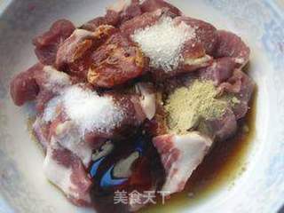 香菇板栗鲜肉粽的做法步骤：1