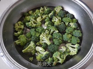 虾仁西兰花沙拉的做法步骤:3