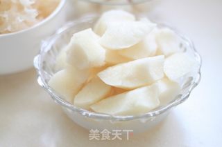 马蹄雪梨银耳汤的做法步骤:2