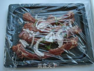 【发评论，赢海尔智能烤箱试用报告】黑椒蜜汁烤大排的做法步骤：3