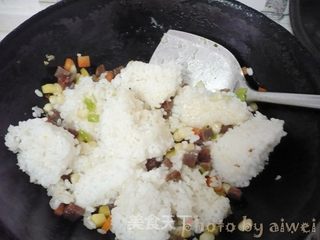 菠萝炒饭的做法步骤:10