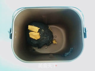 竹炭火腿起司面包的做法步骤:2