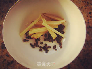 洋葱爆肥肠的做法步骤:2