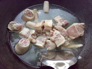花生黄豆焖猪尾的做法步骤:2